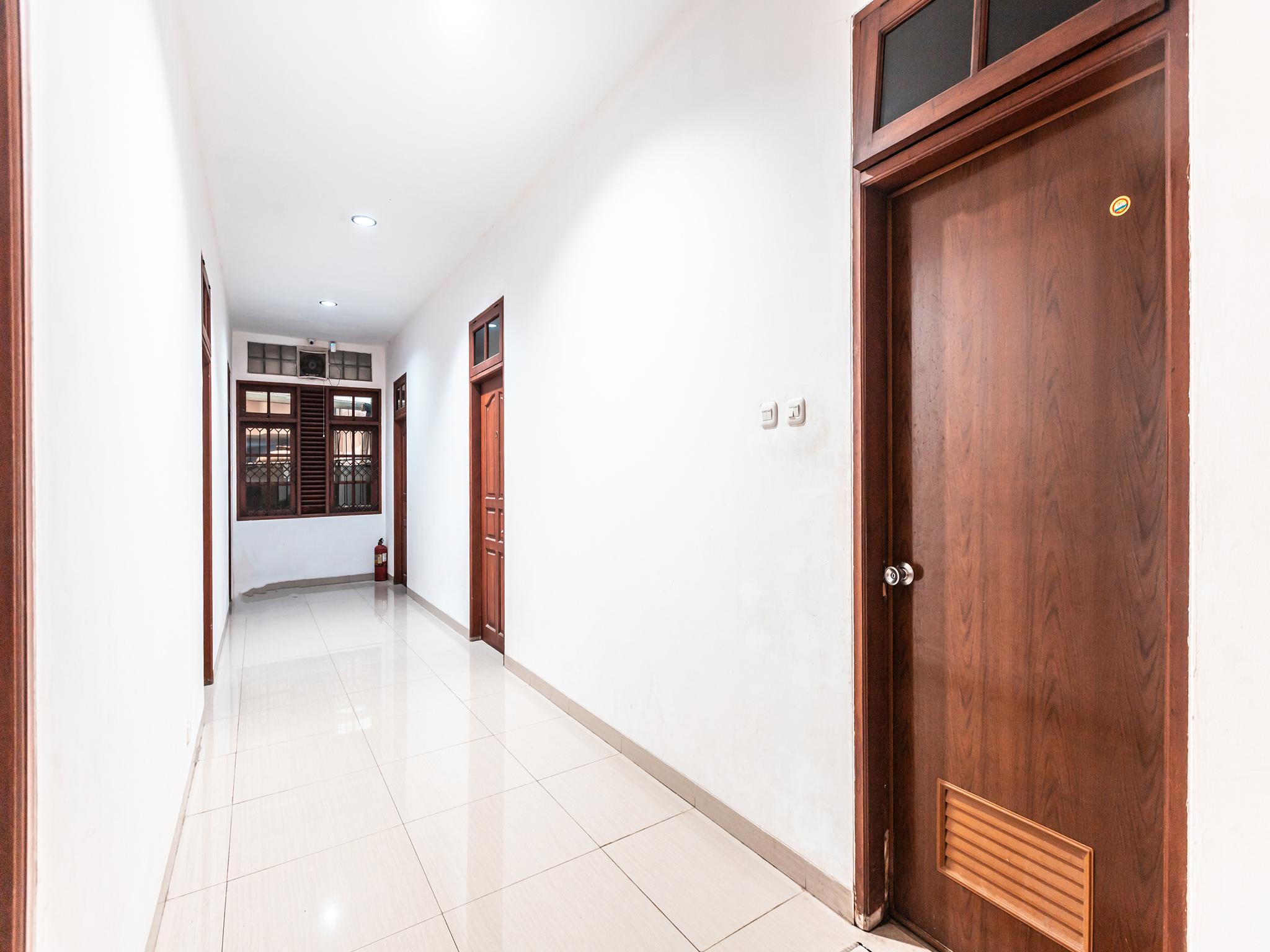 Oyo 1990 Kost Kuningan Executive Boading House Setiabudi Джакарта Екстер'єр фото